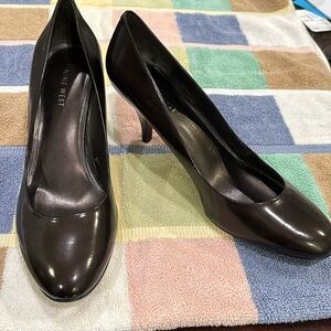 NINE WEST BROWN PATENT LEATHER HEELS